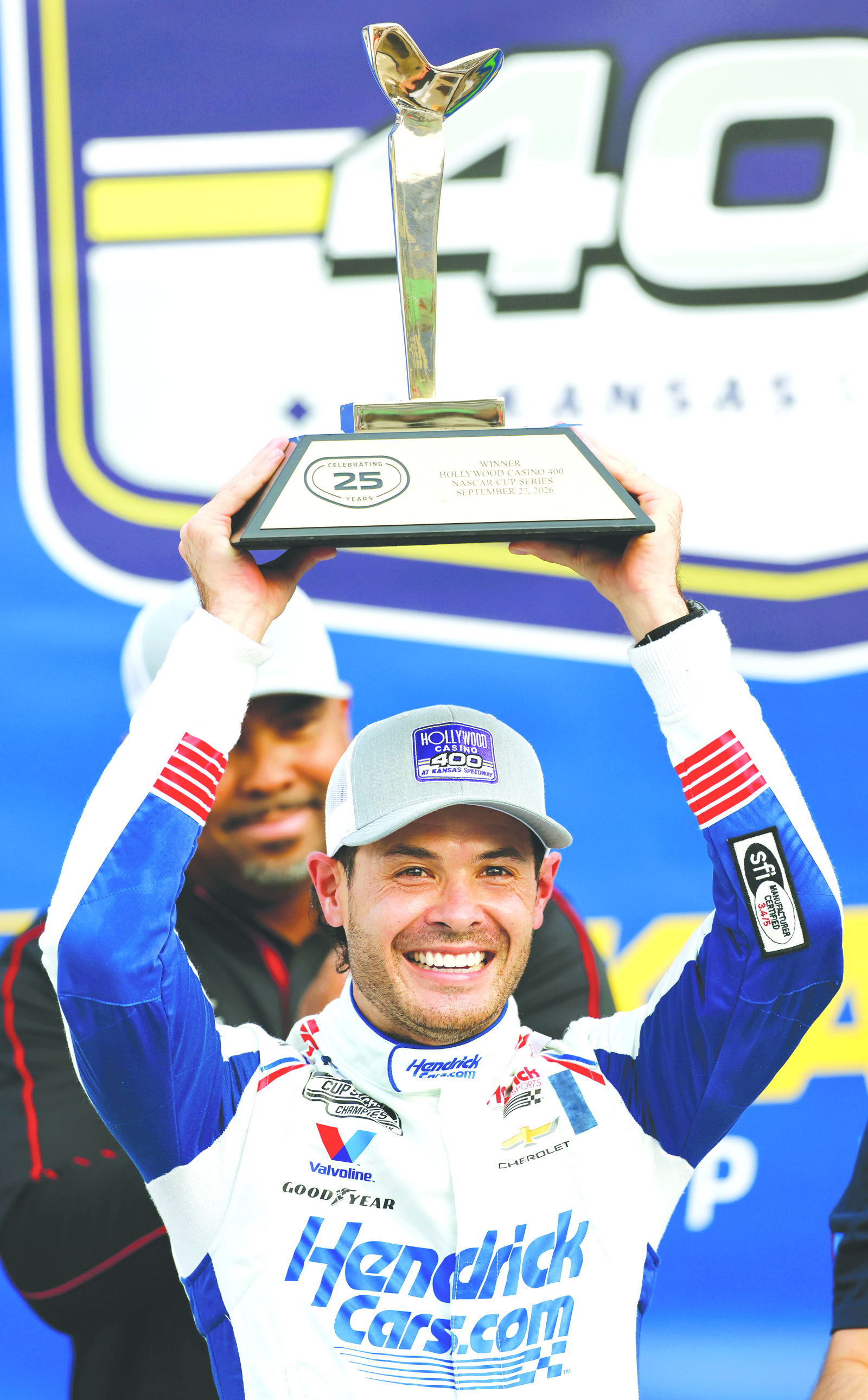 Kyle Larson wins at Kansas Speedway to secure NASCAR playoff lead - News Directory 3